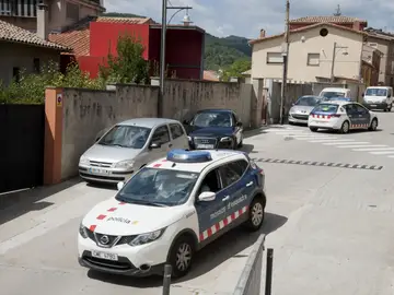 Coches de los Mossos d'Esquadra patrullando por el interior de la localidad de Ripoll Coches de los Mossos d'Esquadra patrullando por el interior de la localidad de Ripoll