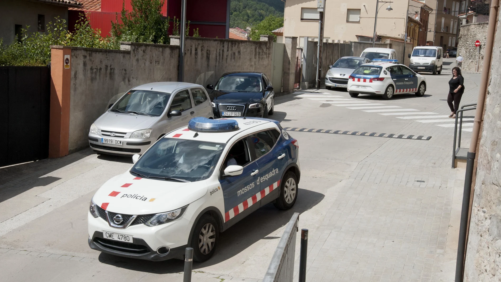 Coches de los Mossos d'Esquadra patrullando por el interior de la localidad de Ripoll Coches de los Mossos d'Esquadra patrullando por el interior de la localidad de Ripoll