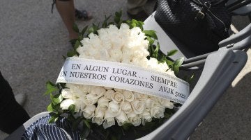 Corona de flores en homenaje del noveno aniversario de la tragedia de Spanair
