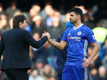 Conte saluda a Diego Costa Conte saluda a Diego Costa