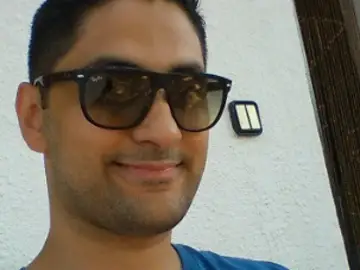Fouad Bakkali, el farmacéutico musulmán que salvó a la madre del niño australiano desaparecido en el atentado de Las Ramblas y a otros 50 turistas más Fouad Bakkali, el farmacéutico musulmán que salvó a la madre del niño australiano desaparecido en el atentado de Las Ramblas y a otros 50 turistas más