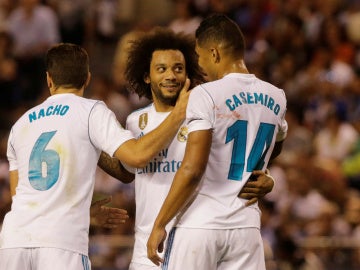 Los jugadores del Real Madrid celebran el gol de Casemiro frente al Deportivo