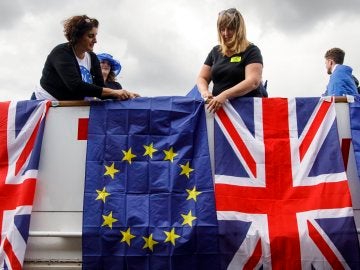 Varias personas con banderas de la Unión Europea y Reino Unido protestan contra el brexit