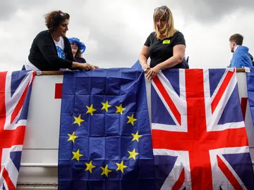 Varias personas con banderas de la Unión Europea y Reino Unido protestan contra el brexit Varias personas con banderas de la Unión Europea y Reino Unido protestan contra el brexit