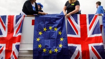 Varias personas con banderas de la Uni&oacute;n Europea y Reino Unido protestan contra el brexit