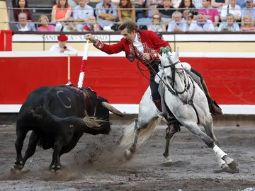El rejoneador Pablo Hermoso de Mendoza pone una banderilla a su segundo toro en la primera corrida de abono de la Feria de Bilbao El rejoneador Pablo Hermoso de Mendoza pone una banderilla a su segundo toro en la primera corrida de abono de la Feria de Bilbao
