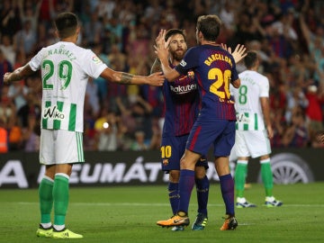 Messi celebra con Sergi Roberto su gol ante el Betis