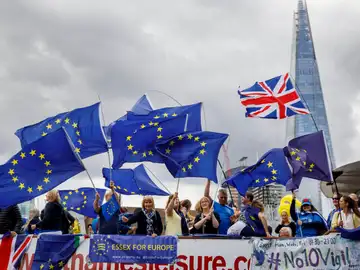 Varias personas con banderas de la Unión Europea protestan contra el brexit en un barco por el río Támesis, en Londres Varias personas con banderas de la Unión Europea protestan contra el brexit en un barco por el río Támesis, en Londres