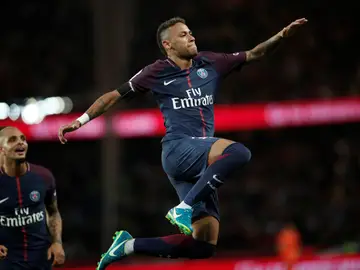 Neymar celebra uno de sus goles contra el Toulouse Neymar celebra uno de sus goles contra el Toulouse