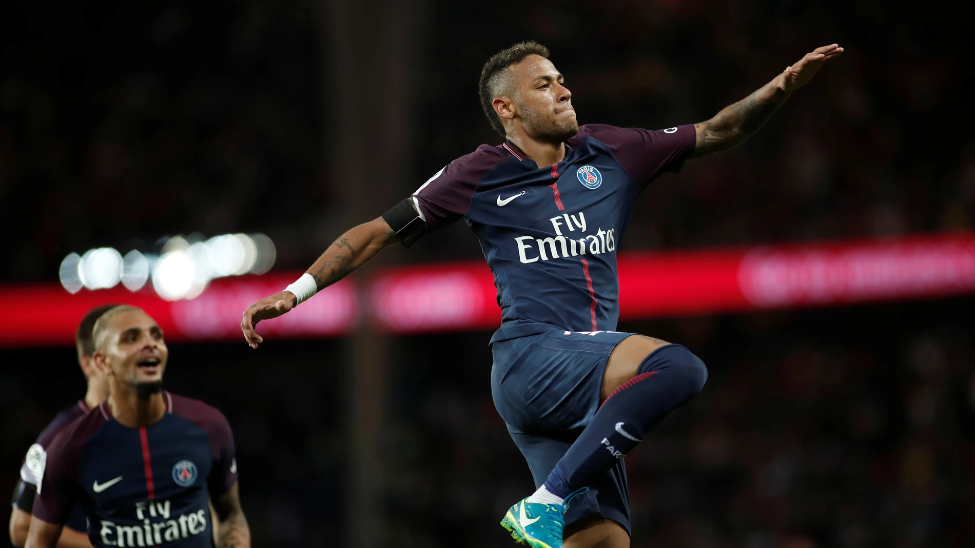 Neymar celebra uno de sus goles contra el Toulouse Neymar celebra uno de sus goles contra el Toulouse