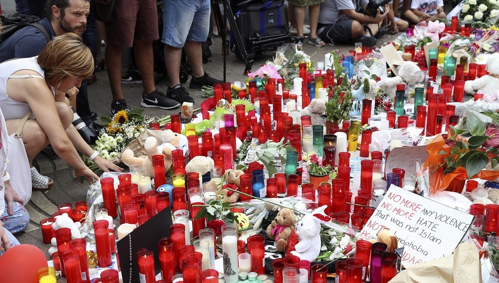 El mosaico de Miró, donde terminó el recorrido la furgoneta que atentó el jueves en las Ramblas, repleto de muestras de apoyo en forma de flores y velas