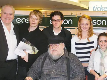 Una imagen de los protagonistas con George RR Martin en 2009 Una imagen de los protagonistas con George RR Martin en 2009
