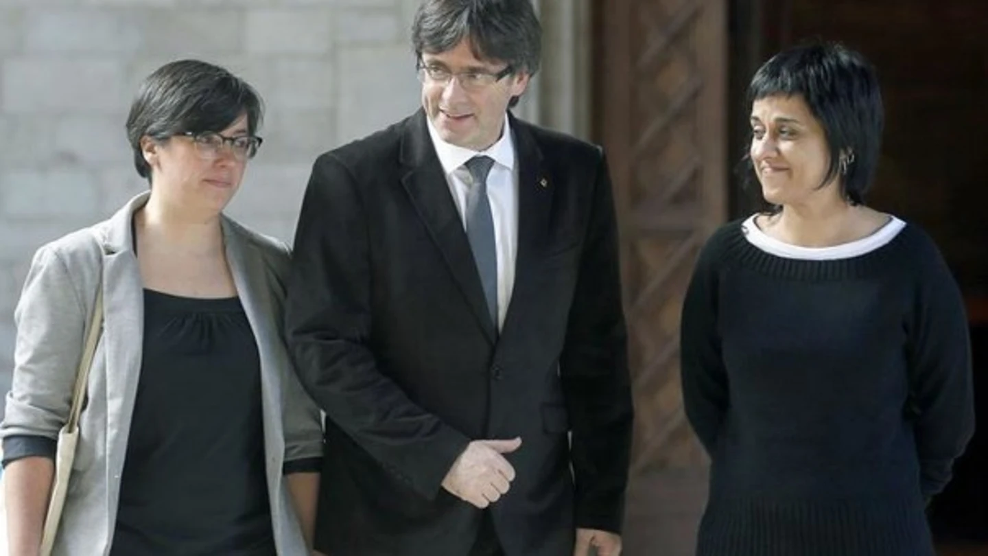 Miembros de la CUP junto al president Puigdemont Miembros de la CUP frente al president Puigdemont