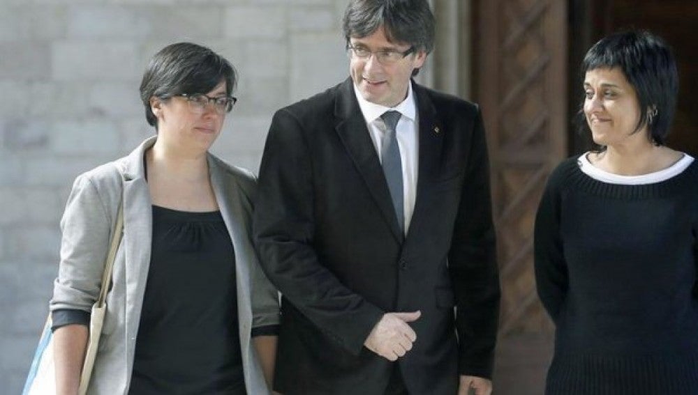 Miembros de la CUP junto al president Puigdemont