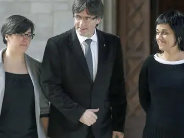 Miembros de la CUP junto al president Puigdemont Miembros de la CUP junto al president Puigdemont