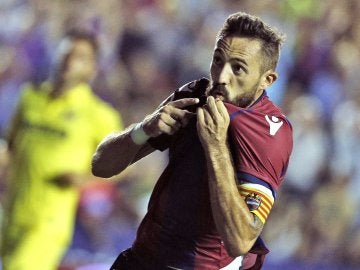 Morales celebra su gol con el Levante