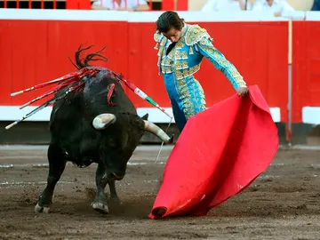 El matador Curro Díaz al natural ante su segundo toro en la tercera corrida de abono de la feria bilbaína El matador Curro Díaz al natural ante su segundo toro en la tercera corrida de abono de la feria bilbaína