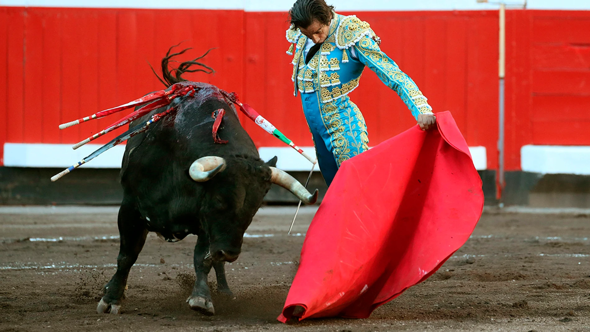 El matador Curro Díaz al natural ante su segundo toro en la tercera corrida de abono de la feria bilbaína