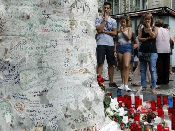 Gran afluencia de ciudadanos y turistas en Las Ramblas de Barcelona donde una furgoneta causó la muerte a 14 personas