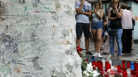 Gran afluencia de ciudadanos y turistas en Las Ramblas de Barcelona donde una furgoneta causó la muerte a 14 personas Gran afluencia de ciudadanos y turistas en Las Ramblas de Barcelona donde una furgoneta causó la muerte a 14 personas