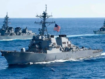 Cinco marineros heridos y otros diez desaparecidos tras la colisión de un destructor estadounidense