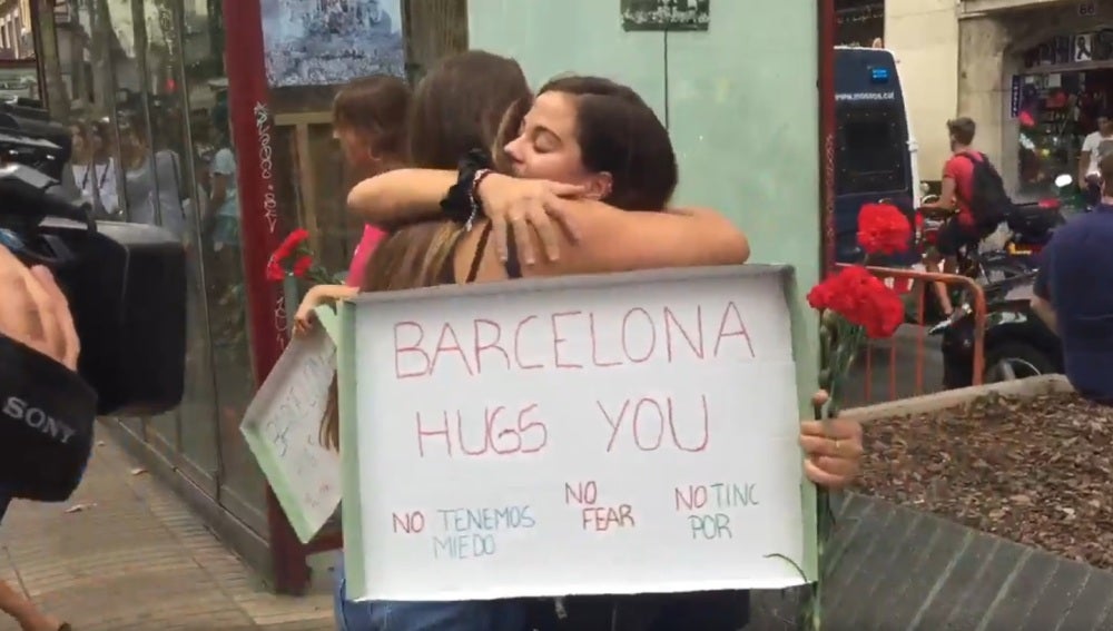 Una de las jóvenes dando un abrazo