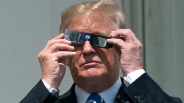 El Presidente de los Estados Unidos, Donald J. Trump, ve el eclipse solar desde el Balcón Truman de la Casa Blanca en Washington, DC (EE.UU.)