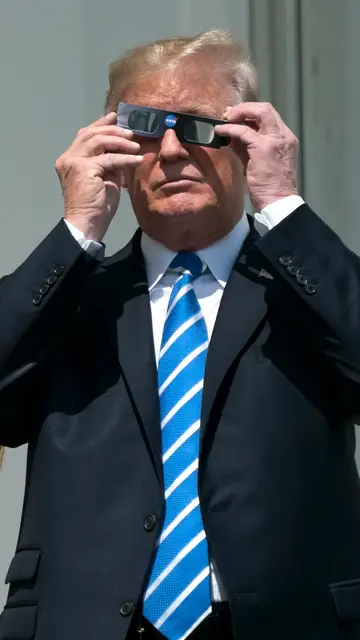 El Presidente de los Estados Unidos, Donald J. Trump, ve el eclipse solar desde el Balcón Truman de la Casa Blanca en Washington, DC (EE.UU.) El Presidente de los Estados Unidos, Donald J. Trump, ve el eclipse solar desde el Balcón Truman de la Casa Blanca en Washington, DC (EE.UU.)