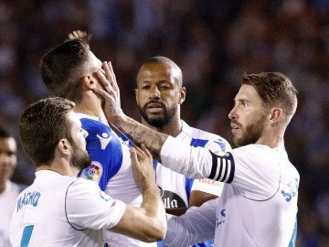 El manotazo de Sergio Ramos a Schär