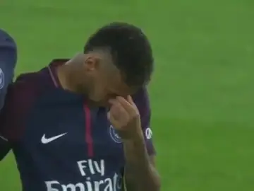 Neymar rompió a llorar durante el minuto de silencio por las víctimas de Barcelona Neymar rompió a llorar durante el minuto de silencio por las víctimas de Barcelona