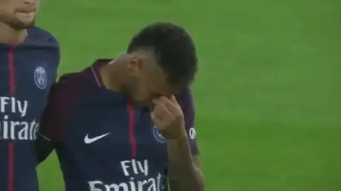 Neymar rompió a llorar durante el minuto de silencio por las víctimas de Barcelona Neymar rompió a llorar durante el minuto de silencio por las víctimas de Barcelona