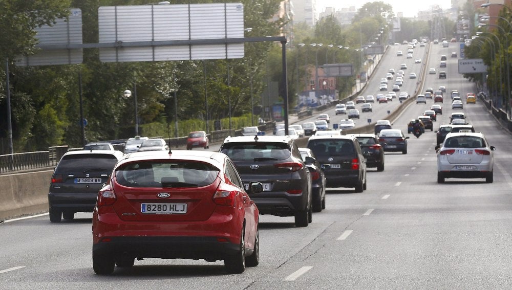 Coches por una carretera española