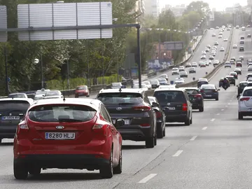 Coches por una carretera española Coches por una carretera española