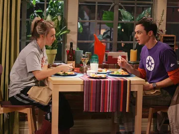 Penny y Sheldon comparten mesa en 'The Big Bang Theory' Penny y Sheldon comparten mesa en 'The Big Bang Theory'