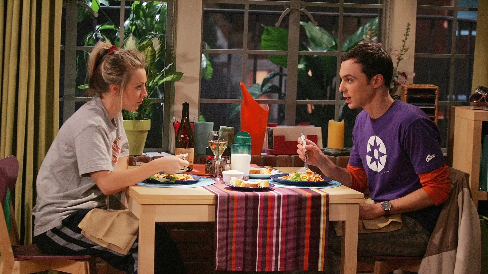Penny y Sheldon comparten mesa en 'The Big Bang Theory'