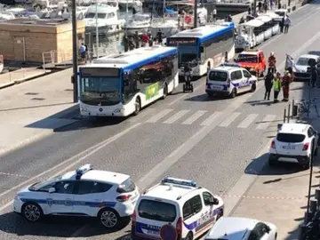 Un coche se empotra sobre dos paradas de autobús en Marsella Un coche se empotra sobre dos paradas de autobús en Marsella