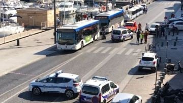 Un coche se empotra sobre dos paradas de autobús en Marsella