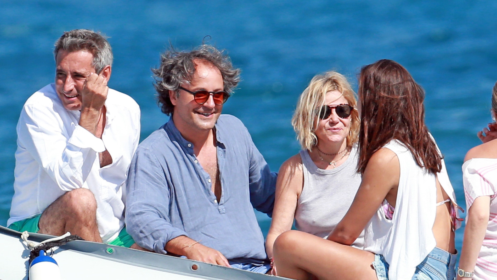 Eugenía Martínez de Irujo con su hija Cayetana Rivera y Narcís Rebollo durante unas vacaciones en Ibiza.