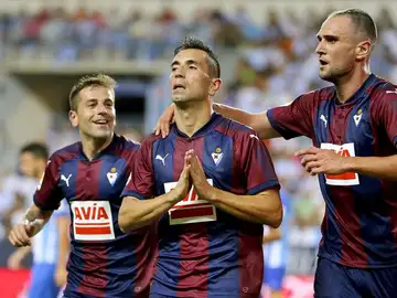 Charles se disculpa tras su gol al Málaga Charles se disculpa tras su gol al Málaga