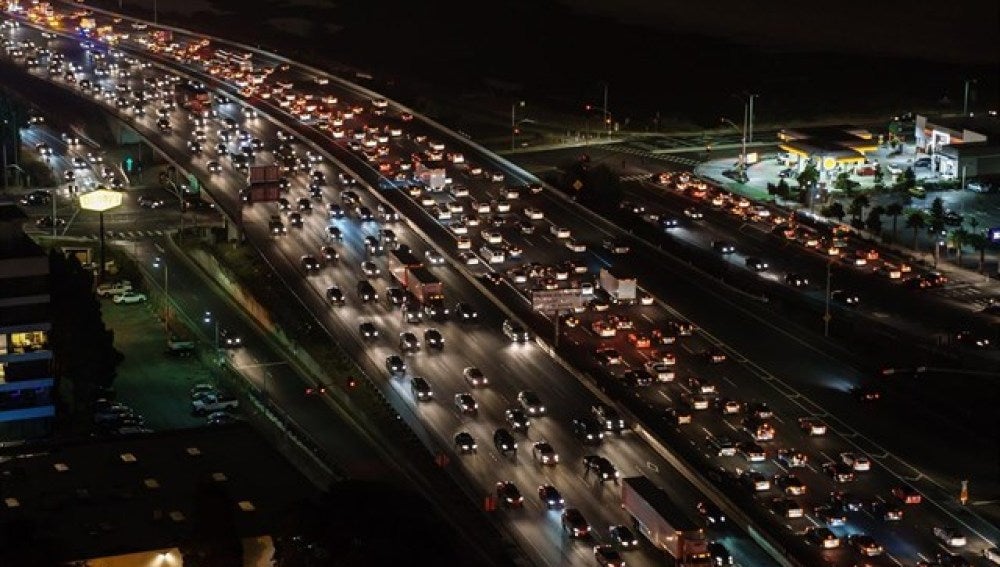 Coches en una carretera de noche