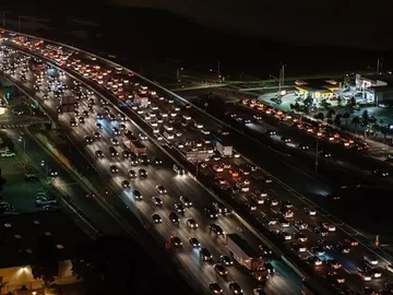 Coches en una carretera de noche Coches en una carretera de noche