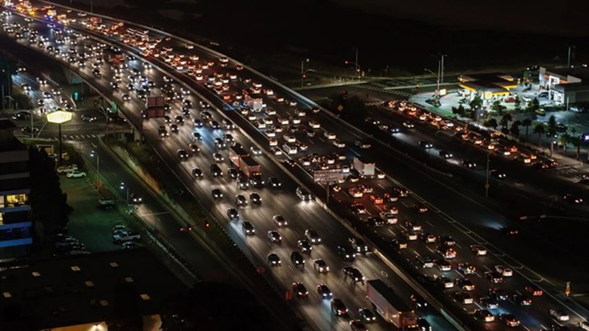 Coches en una carretera de noche Coches en una carretera de noche