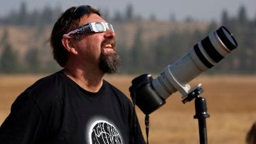 Personas observan el eclipse solar desde Sister Oregon (EE.UU.)
