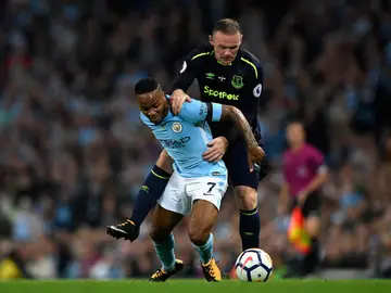 Sterling protege el balón ante Wayne Rooney Sterling protege el balón ante Wayne Rooney