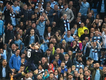 Rooney celebra su gol ante los aficionados del Manchester City