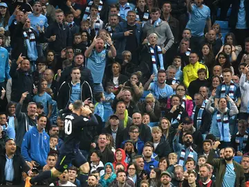 Rooney celebra su gol ante los aficionados del Manchester City Rooney celebra su gol ante los aficionados del Manchester City