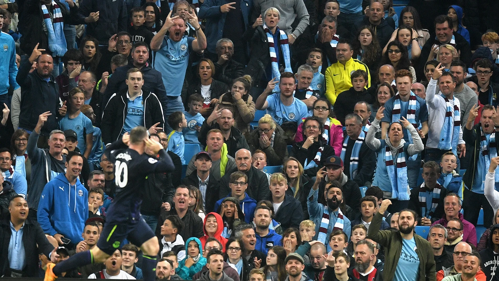Rooney celebra su gol ante los aficionados del Manchester City Rooney celebra su gol ante los aficionados del Manchester City