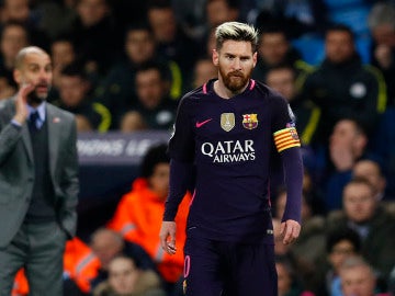 Leo Messi, con Guardiola en segundo plano