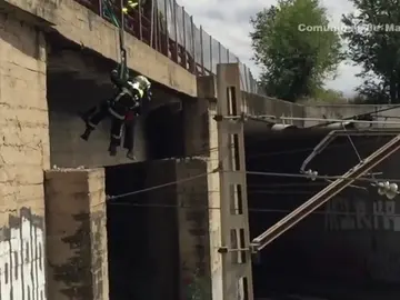 Arriesgado rescate a un trabajador que queda suspendido sobre las vías tras una descarga eléctrica Arriesgado rescate a un trabajador que queda suspendido sobre las vías tras una descarga eléctrica