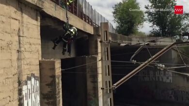 Un trabajador queda suspendido sobre las vías del tren tras una descarga eléctrica 